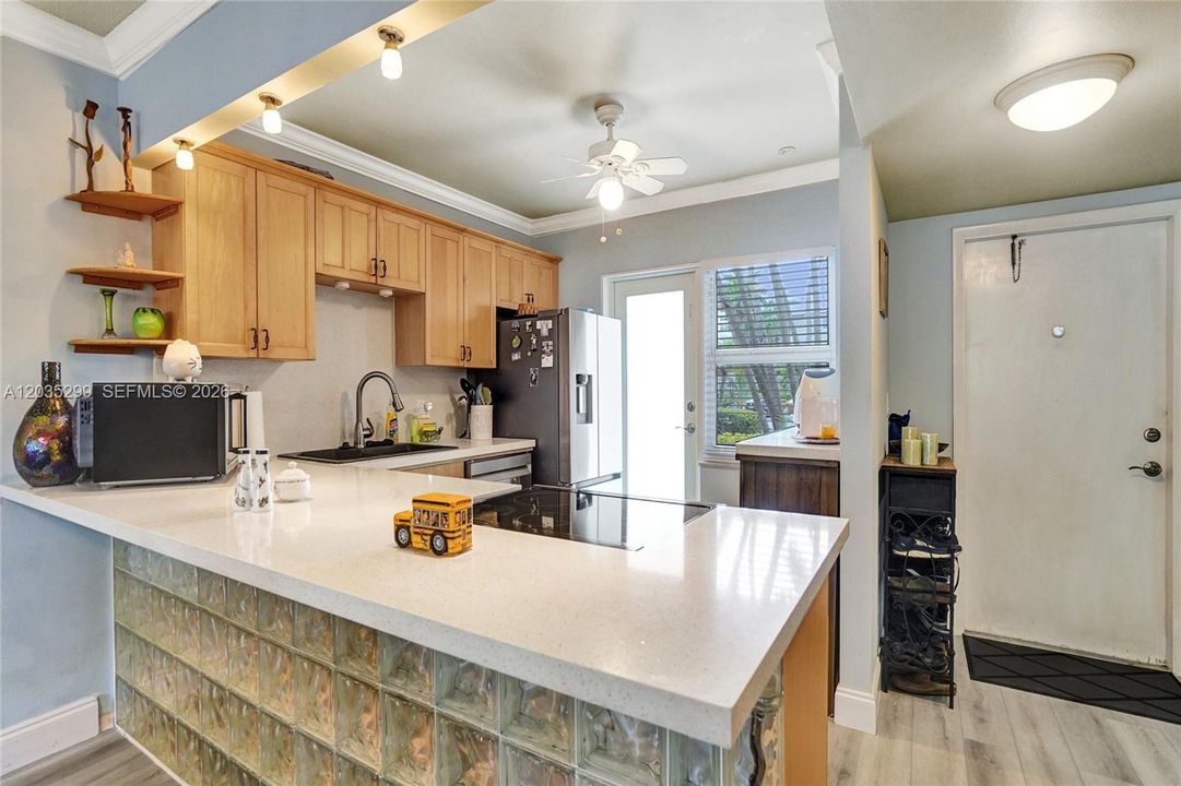 For Sale: $245,000 (1 beds, 1 baths, 850 Square Feet)