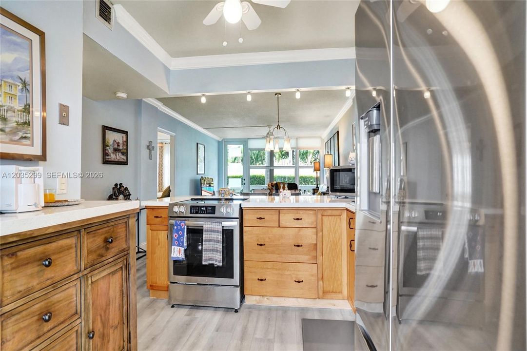 For Sale: $245,000 (1 beds, 1 baths, 850 Square Feet)