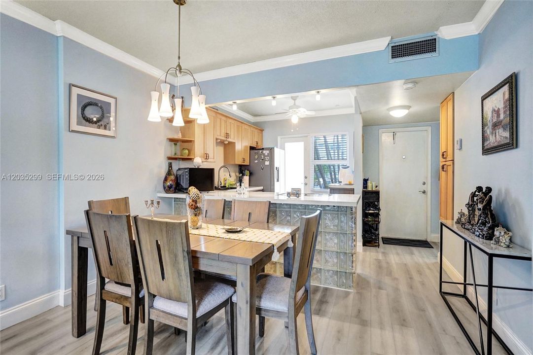 For Sale: $245,000 (1 beds, 1 baths, 850 Square Feet)