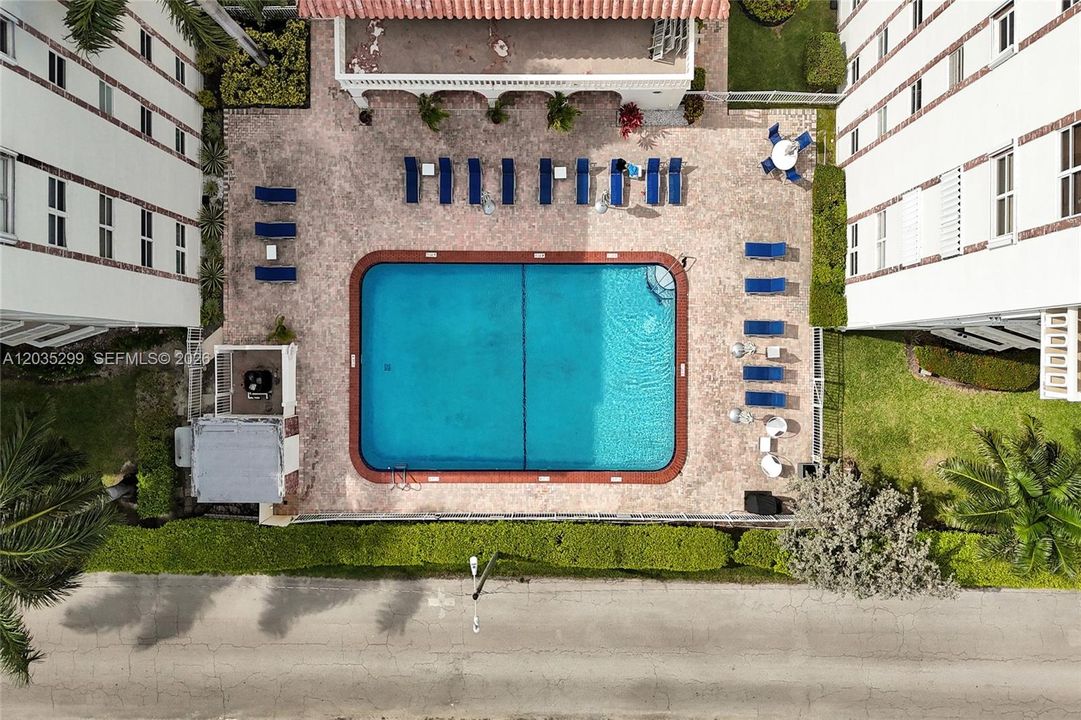 For Sale: $245,000 (1 beds, 1 baths, 850 Square Feet)