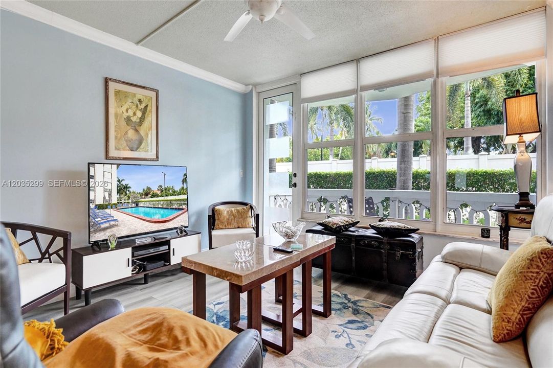 For Sale: $245,000 (1 beds, 1 baths, 850 Square Feet)