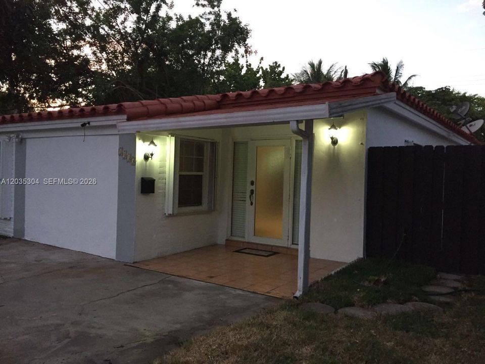В аренду: $3,900 (4 спален, 2 ванн, 1580 Квадратных фут)