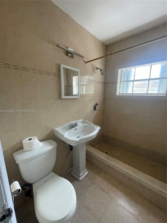 В аренду: $3,900 (4 спален, 2 ванн, 1580 Квадратных фут)