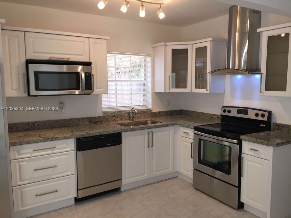 В аренду: $3,900 (4 спален, 2 ванн, 1580 Квадратных фут)