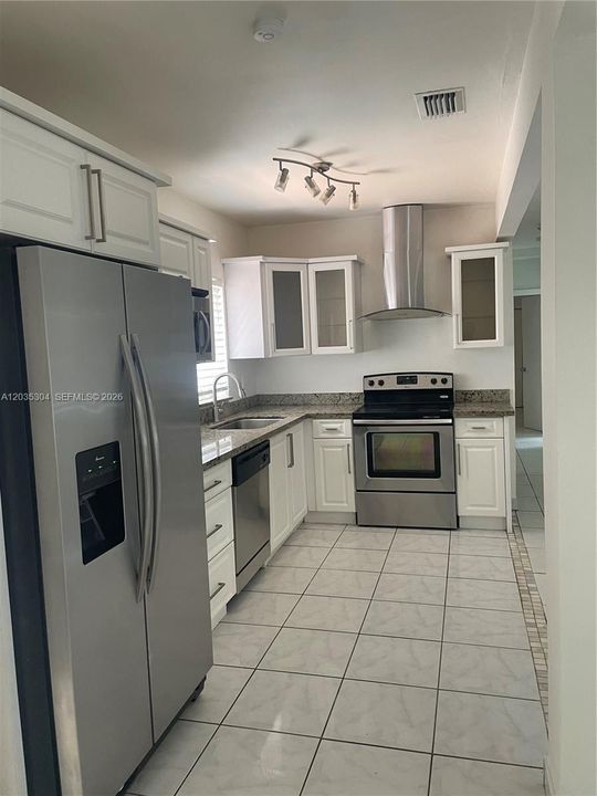 В аренду: $3,900 (4 спален, 2 ванн, 1580 Квадратных фут)