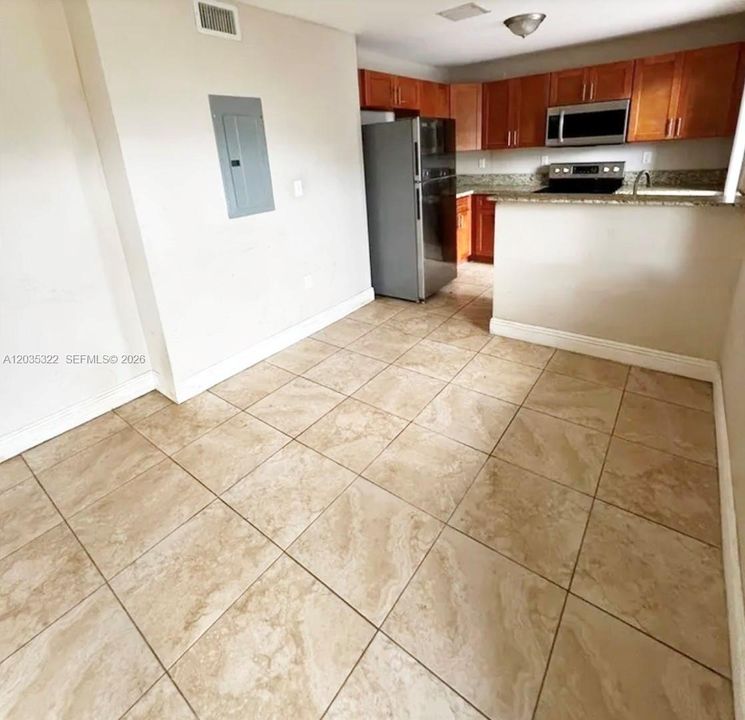 For Sale: $299,000 (3 beds, 1 baths, 1027 Square Feet)