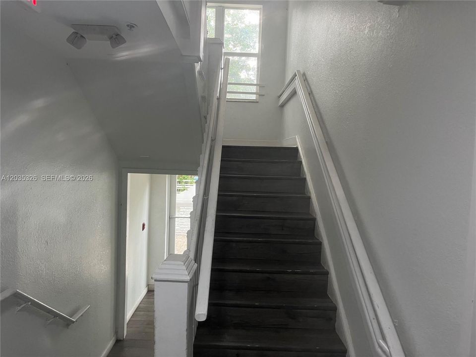 For Rent: $1,800 (1 beds, 1 baths, 420 Square Feet)