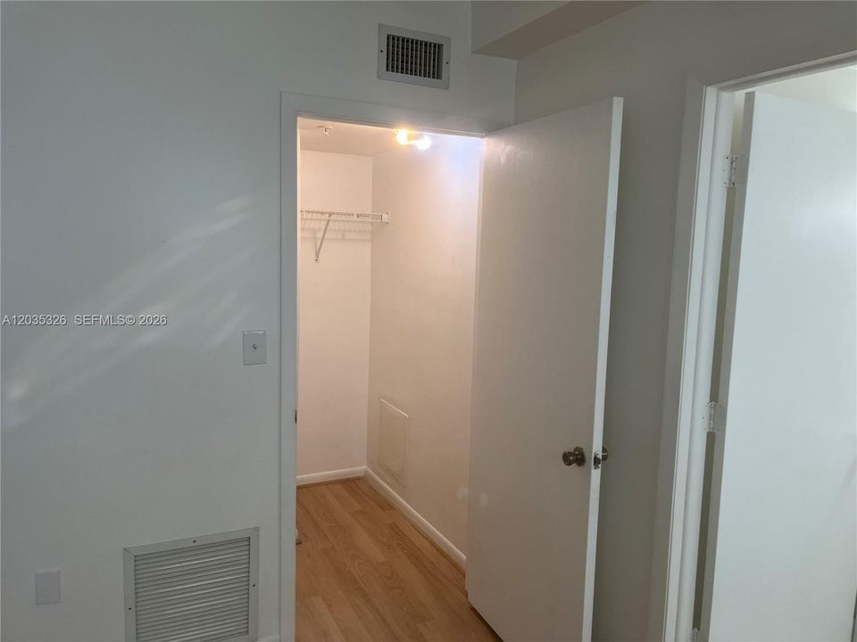 For Rent: $1,800 (1 beds, 1 baths, 420 Square Feet)