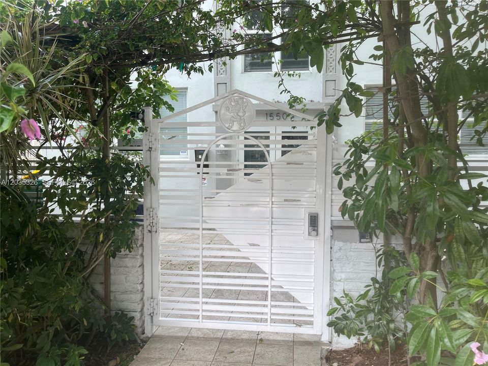 For Rent: $1,800 (1 beds, 1 baths, 420 Square Feet)