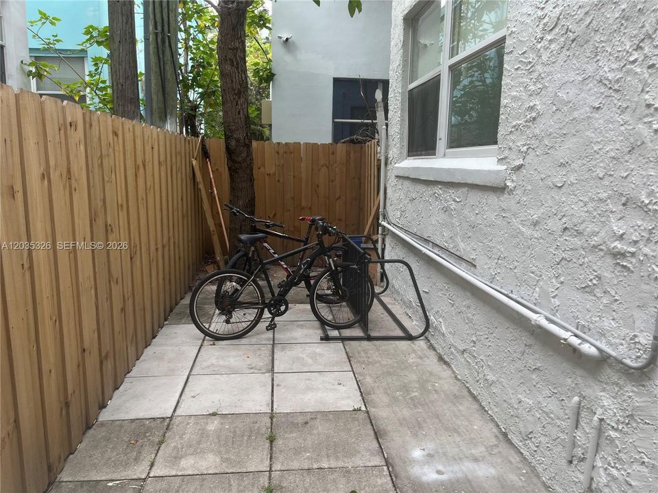 For Rent: $1,800 (1 beds, 1 baths, 420 Square Feet)