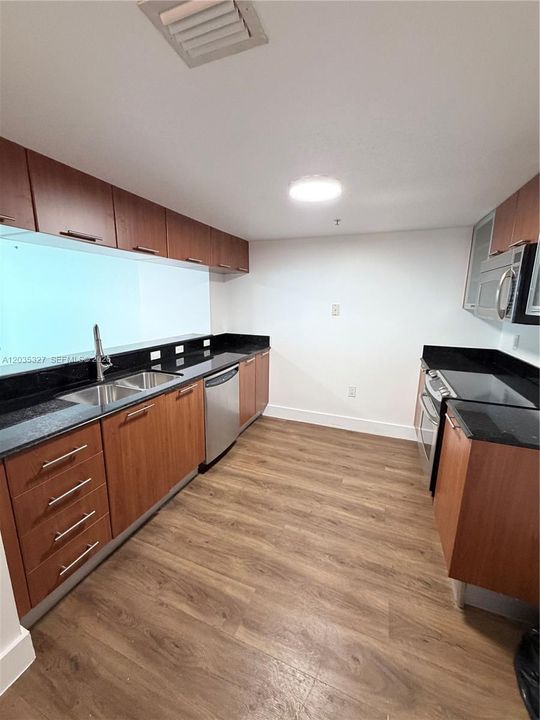 For Rent: $3,495 (1 beds, 1 baths, 1095 Square Feet)