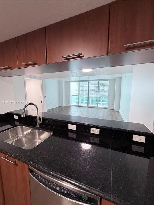 For Rent: $3,495 (1 beds, 1 baths, 1095 Square Feet)