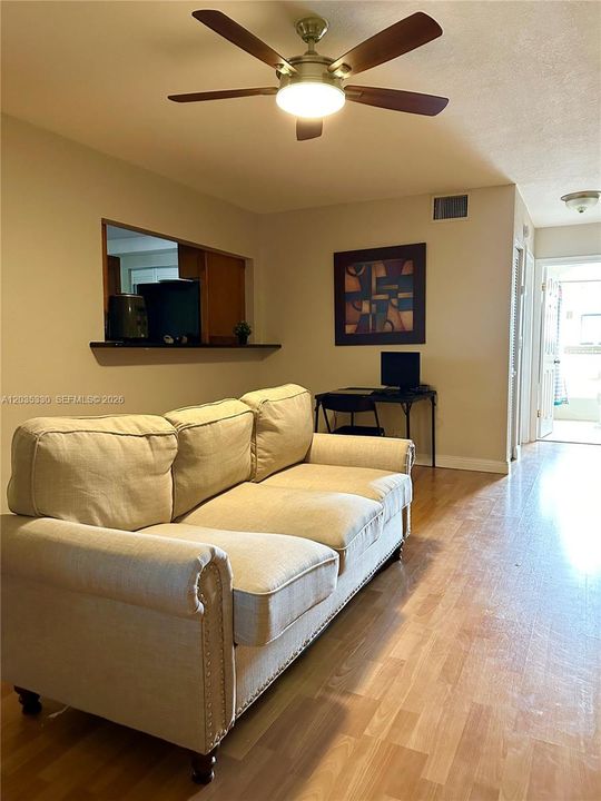 For Rent: $1,650 (1 beds, 1 baths, 768 Square Feet)