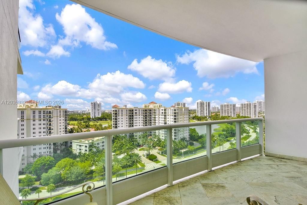 В аренду: $13,000 (2 спален, 3 ванн, 2400 Квадратных фут)