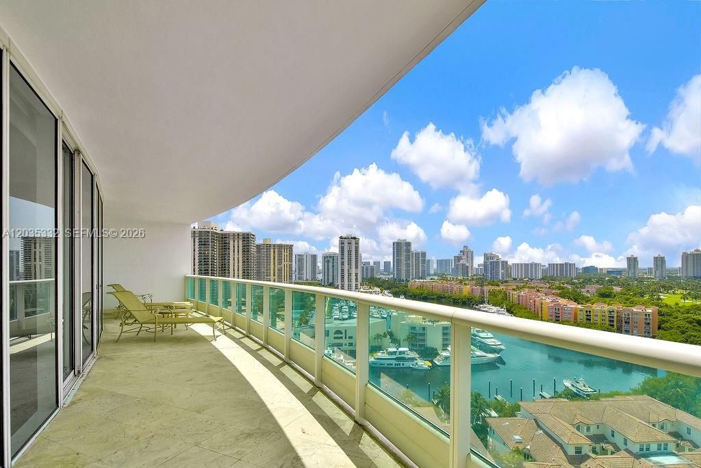 В аренду: $13,000 (2 спален, 3 ванн, 2400 Квадратных фут)