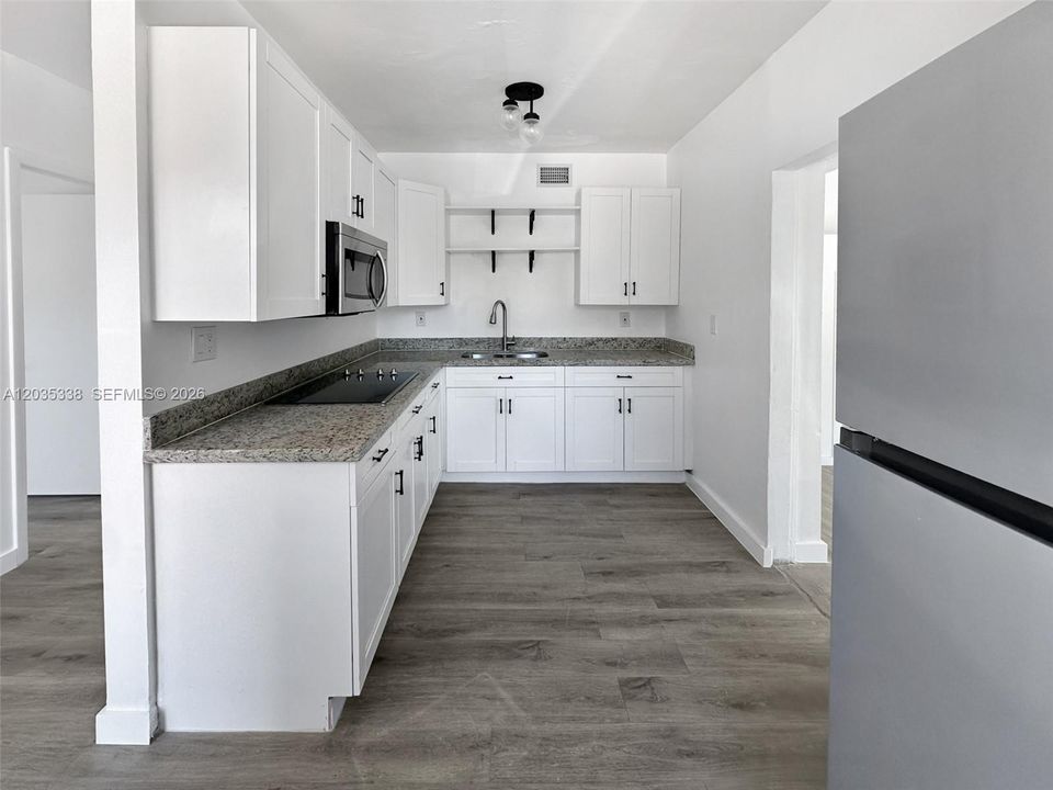 For Rent: $2,500 (2 beds, 2 baths, 876 Square Feet)