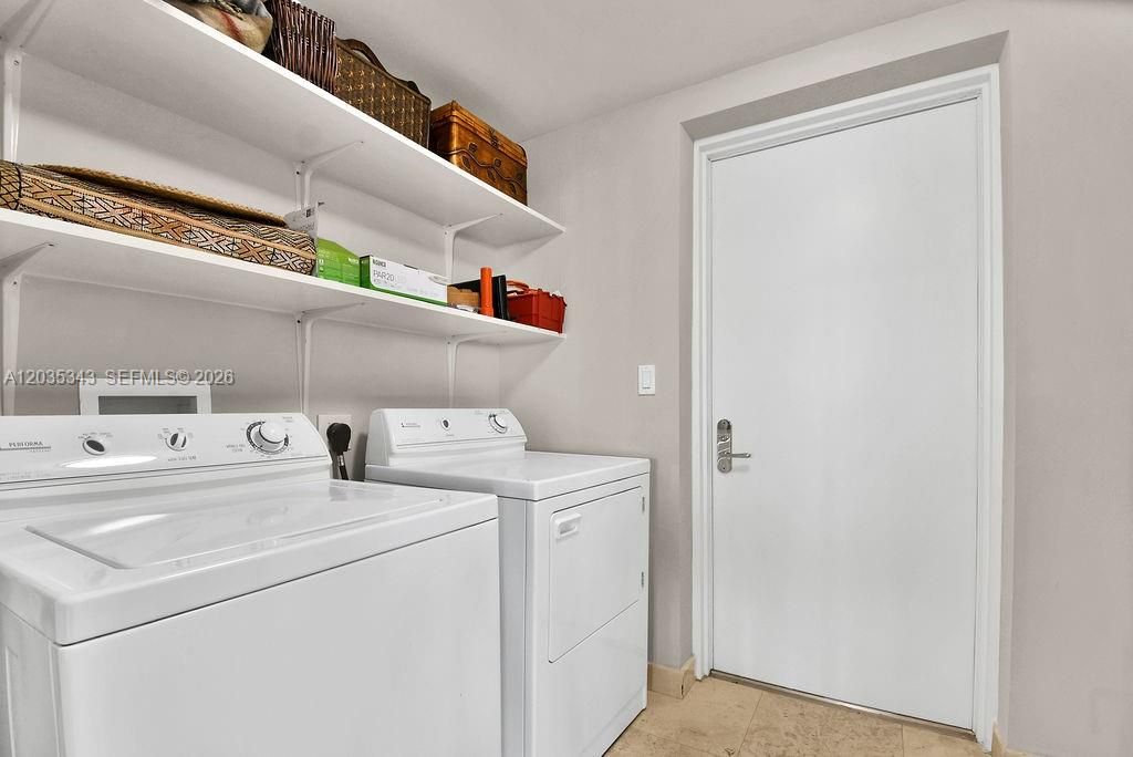 En Venta: $1,900,000 (2 camas, 3 baños, 2400 Pies cuadrados)