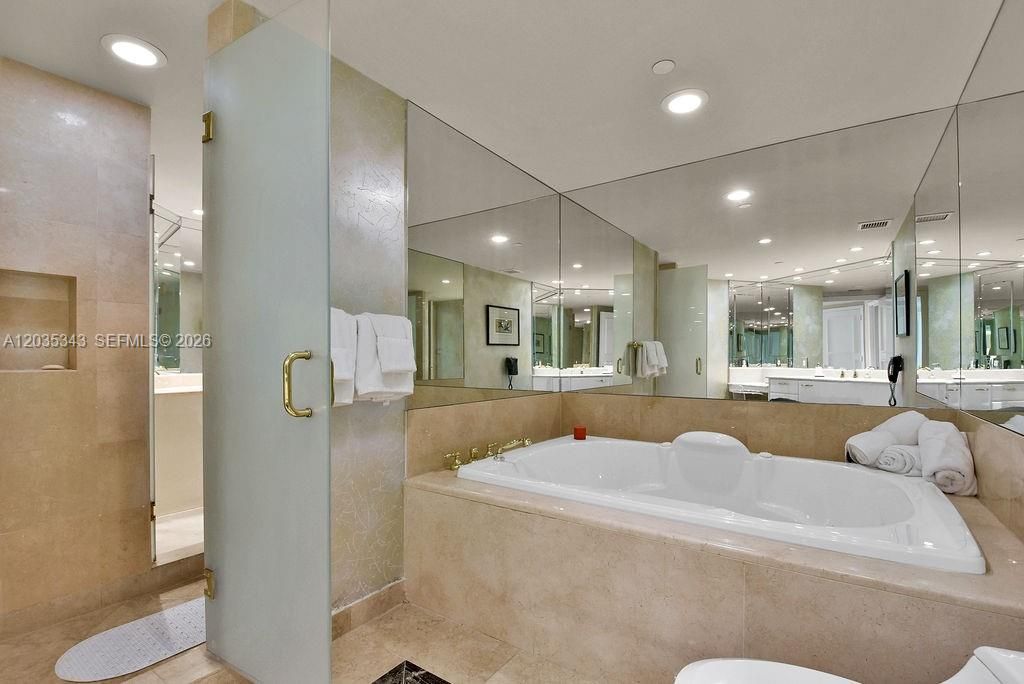 En Venta: $1,900,000 (2 camas, 3 baños, 2400 Pies cuadrados)