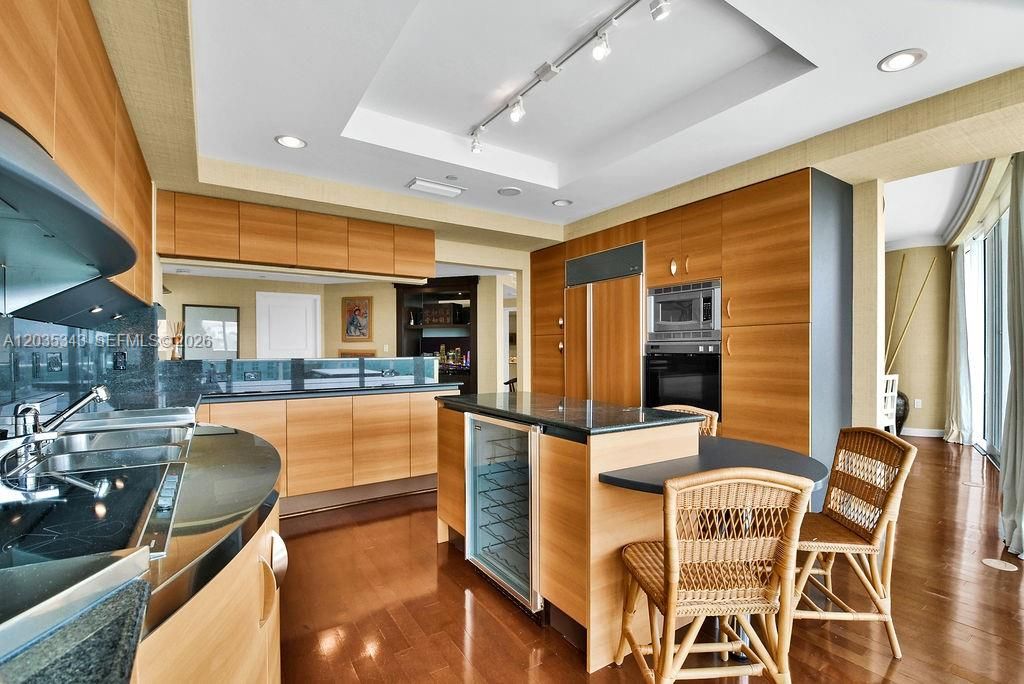 En Venta: $1,900,000 (2 camas, 3 baños, 2400 Pies cuadrados)