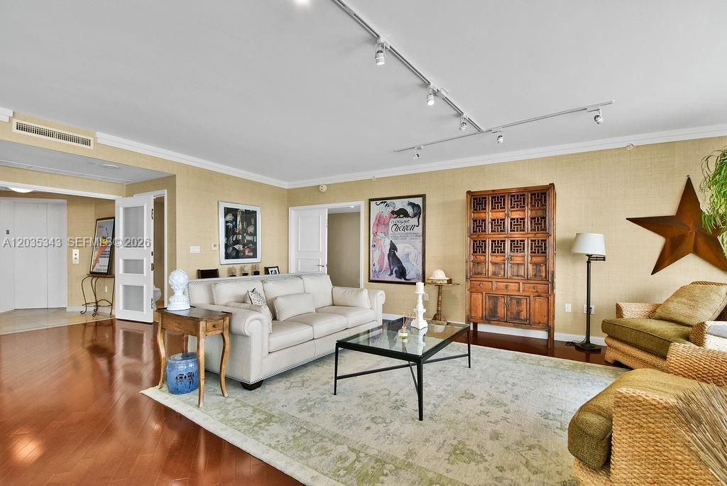 En Venta: $1,900,000 (2 camas, 3 baños, 2400 Pies cuadrados)