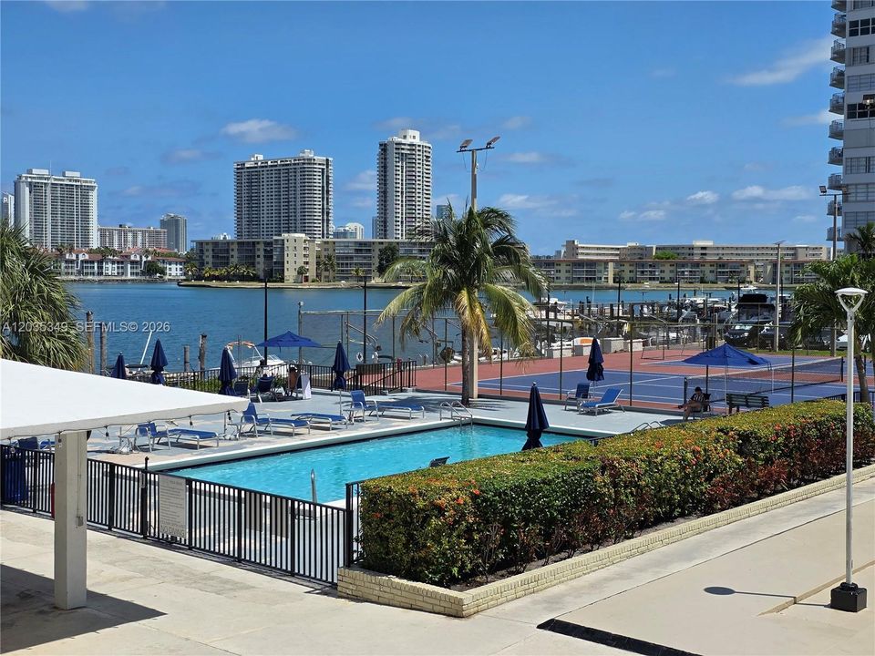 For Sale: $165,000 (1 beds, 1 baths, 887 Square Feet)