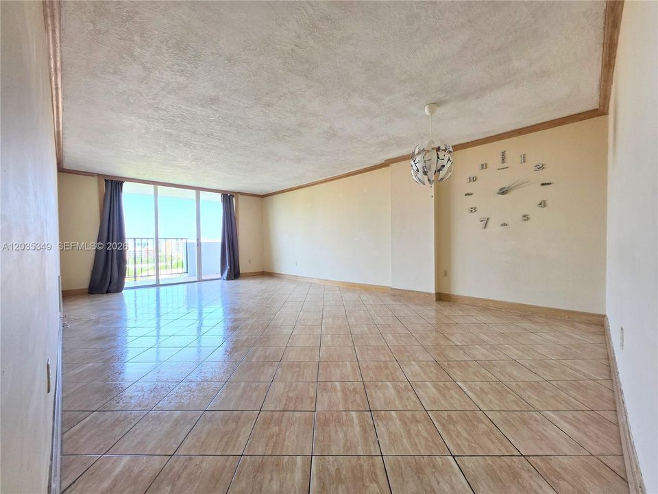 For Sale: $165,000 (1 beds, 1 baths, 887 Square Feet)