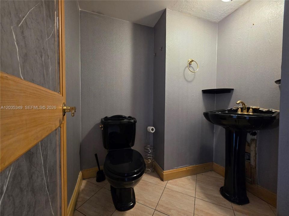 For Sale: $165,000 (1 beds, 1 baths, 887 Square Feet)