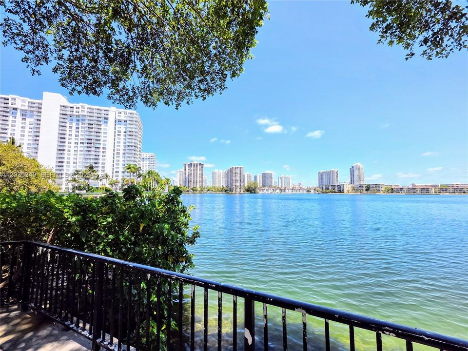 For Sale: $165,000 (1 beds, 1 baths, 887 Square Feet)
