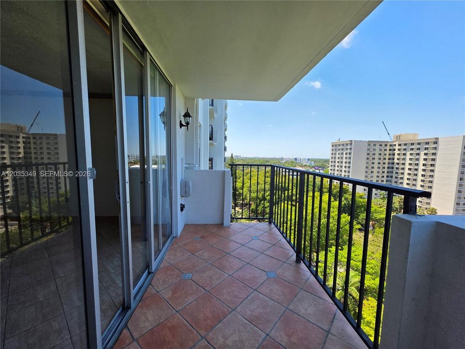 For Sale: $165,000 (1 beds, 1 baths, 887 Square Feet)