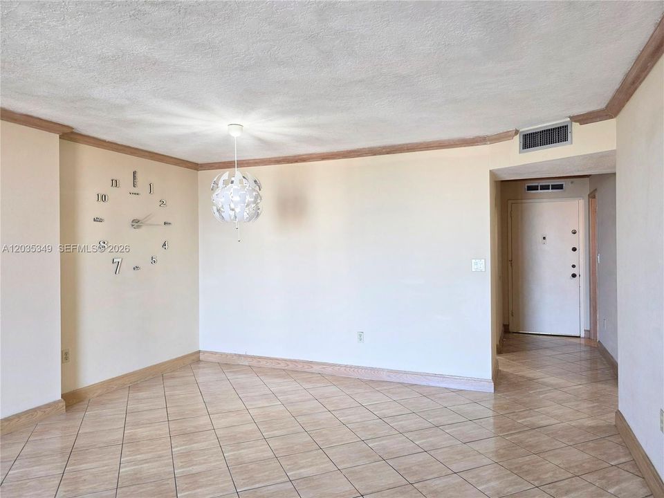For Sale: $165,000 (1 beds, 1 baths, 887 Square Feet)