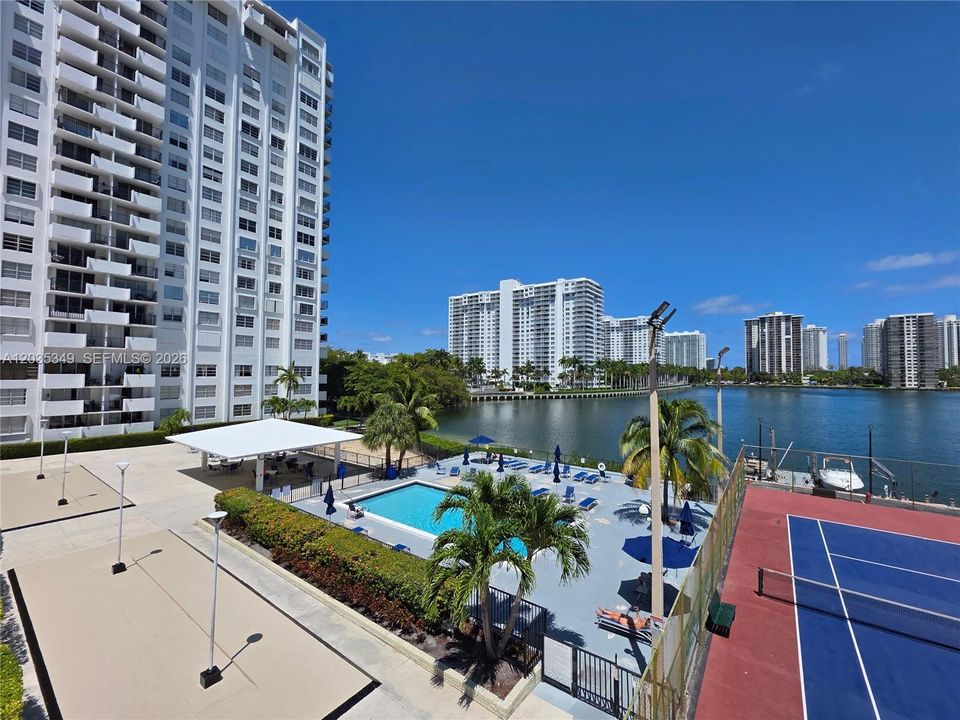 For Sale: $165,000 (1 beds, 1 baths, 887 Square Feet)