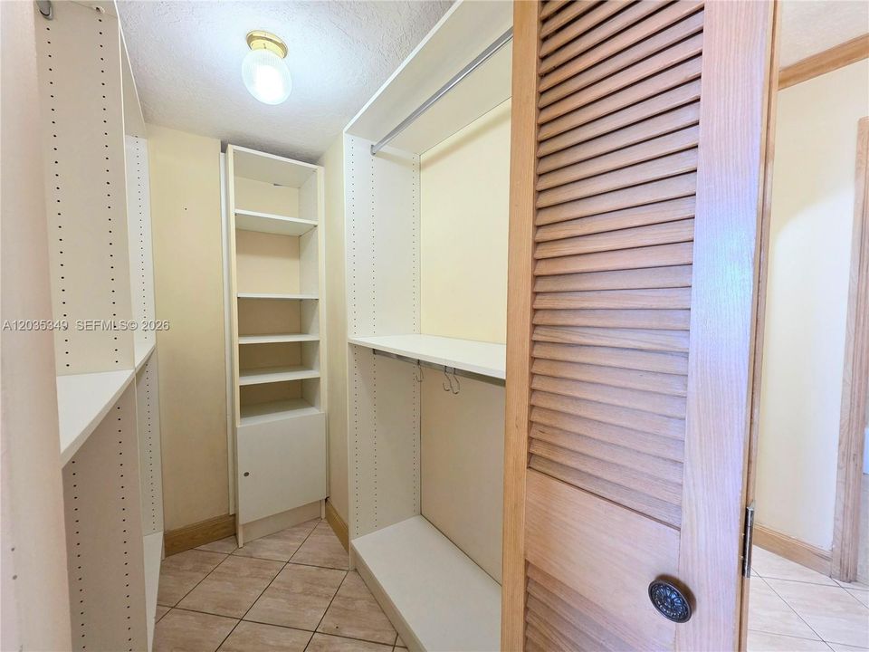 For Sale: $165,000 (1 beds, 1 baths, 887 Square Feet)