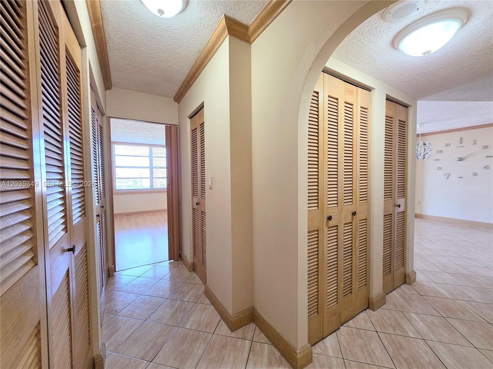 For Sale: $165,000 (1 beds, 1 baths, 887 Square Feet)