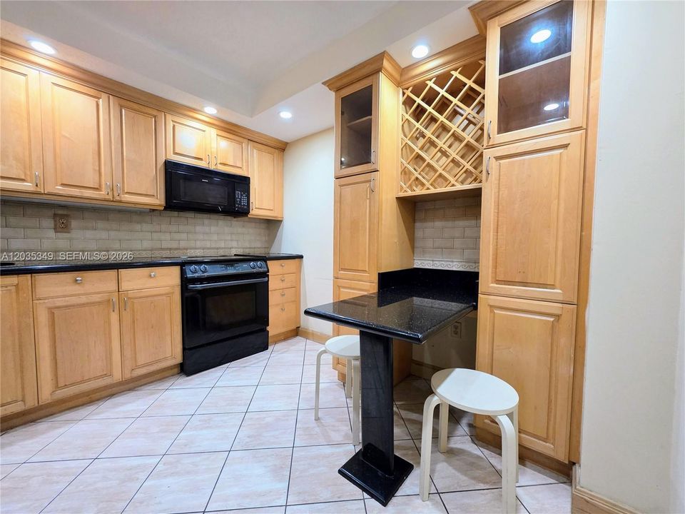 For Sale: $165,000 (1 beds, 1 baths, 887 Square Feet)