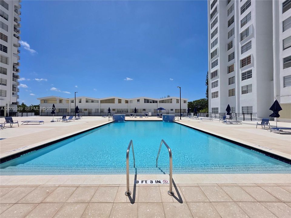 For Sale: $165,000 (1 beds, 1 baths, 887 Square Feet)