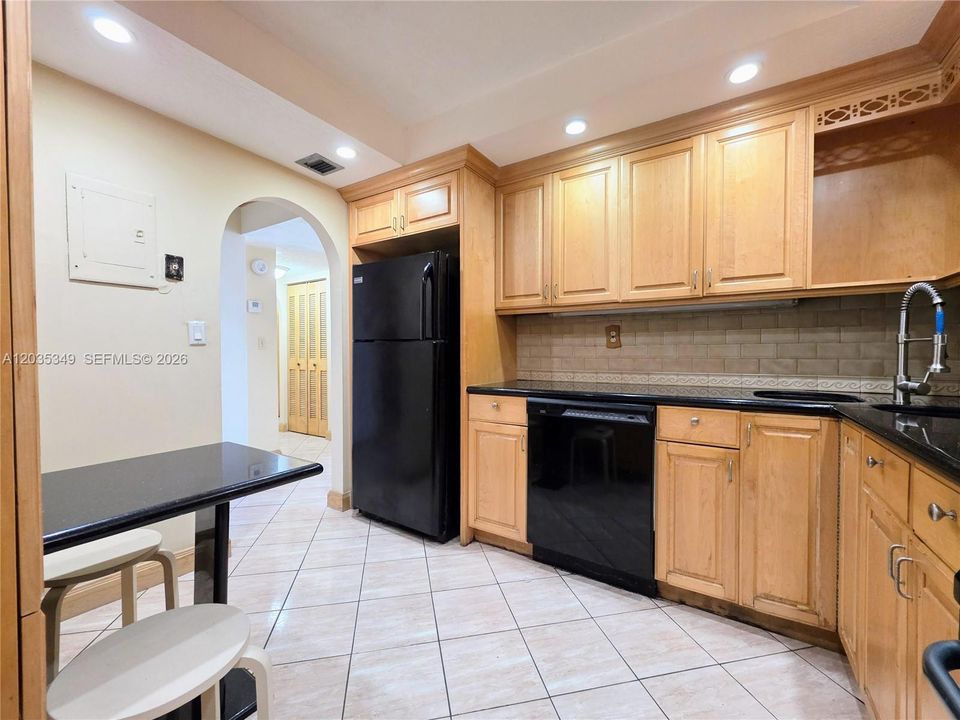 For Sale: $165,000 (1 beds, 1 baths, 887 Square Feet)