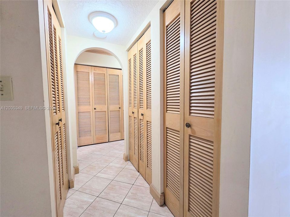 For Sale: $165,000 (1 beds, 1 baths, 887 Square Feet)