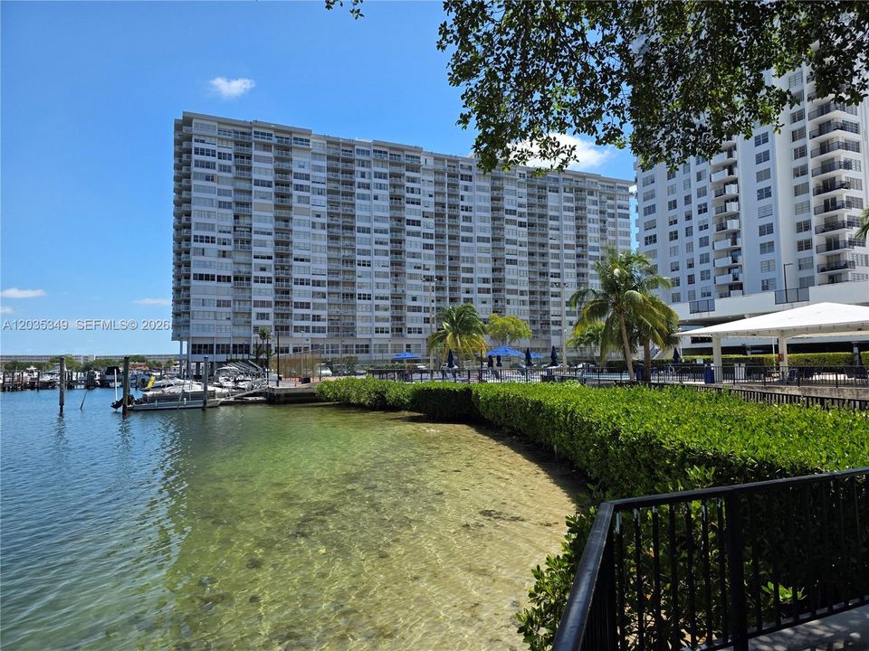 For Sale: $165,000 (1 beds, 1 baths, 887 Square Feet)