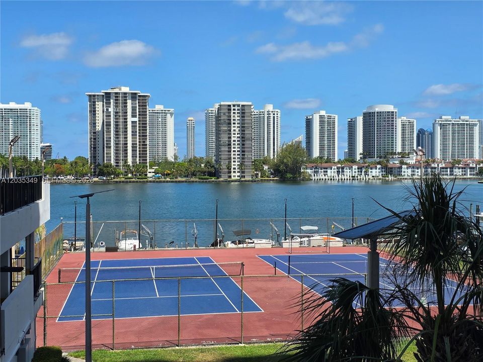 For Sale: $165,000 (1 beds, 1 baths, 887 Square Feet)