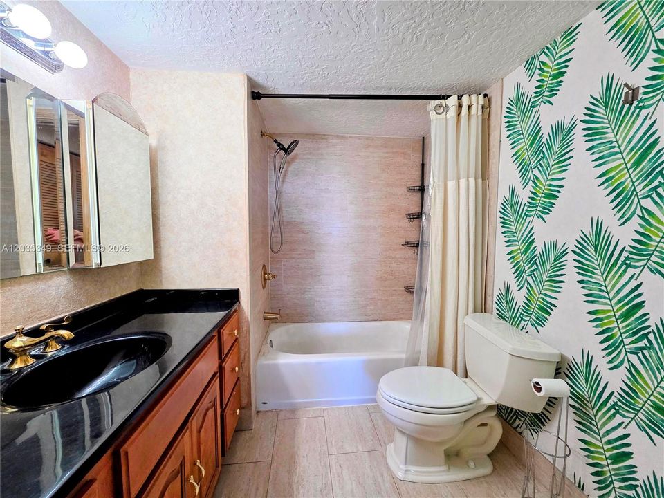 For Sale: $165,000 (1 beds, 1 baths, 887 Square Feet)