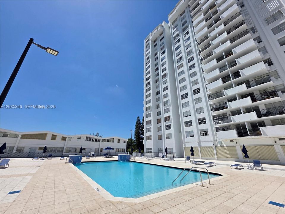 For Sale: $165,000 (1 beds, 1 baths, 887 Square Feet)