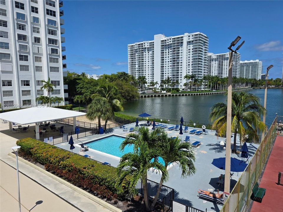 For Sale: $165,000 (1 beds, 1 baths, 887 Square Feet)