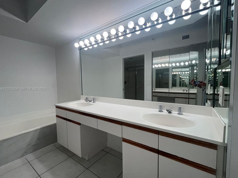 For Rent: $2,995 (2 beds, 2 baths, 1181 Square Feet)