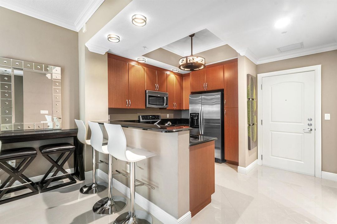Kitchen Eat-In Bar
