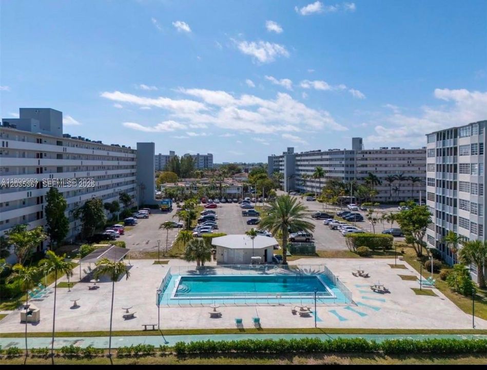 For Rent: $2,200 (1 beds, 1 baths, 947 Square Feet)