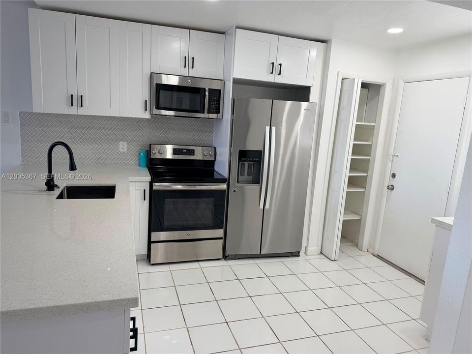 For Rent: $2,200 (1 beds, 1 baths, 947 Square Feet)