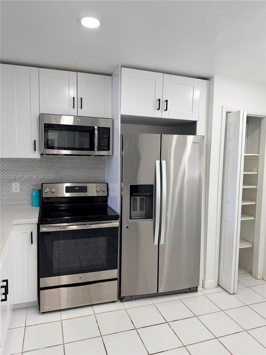 For Rent: $2,200 (1 beds, 1 baths, 947 Square Feet)