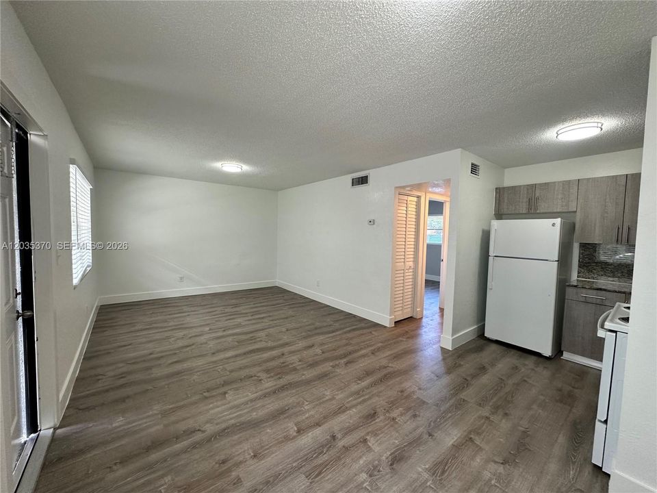 Activo con contrato: $1,595 (1 camas, 1 baños, 0 Pies cuadrados)