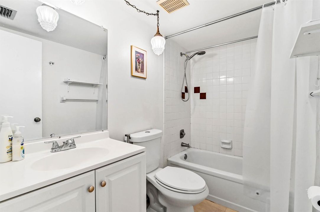 20 Bathroom 01