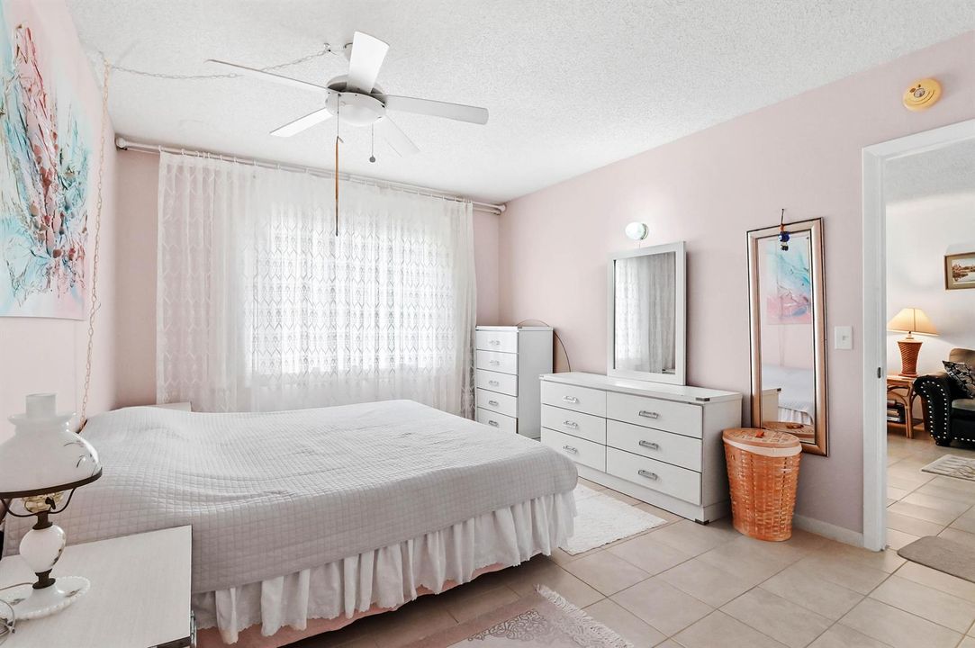 18 Bedroom 02